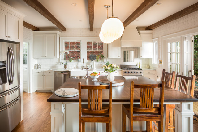 12 Sunny White-and-Wood Walk-Out Kitchens to Inspire (12 photos)