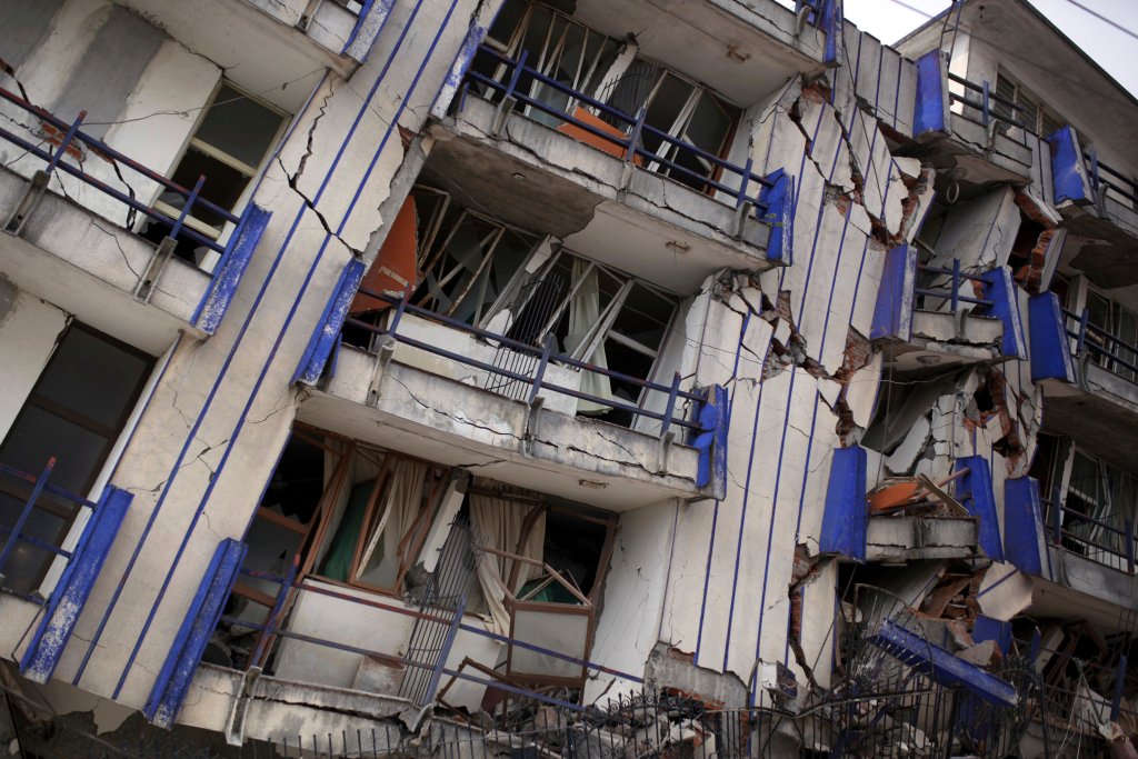 Aftershocks slow relief work in earthquake-damaged Mexican town