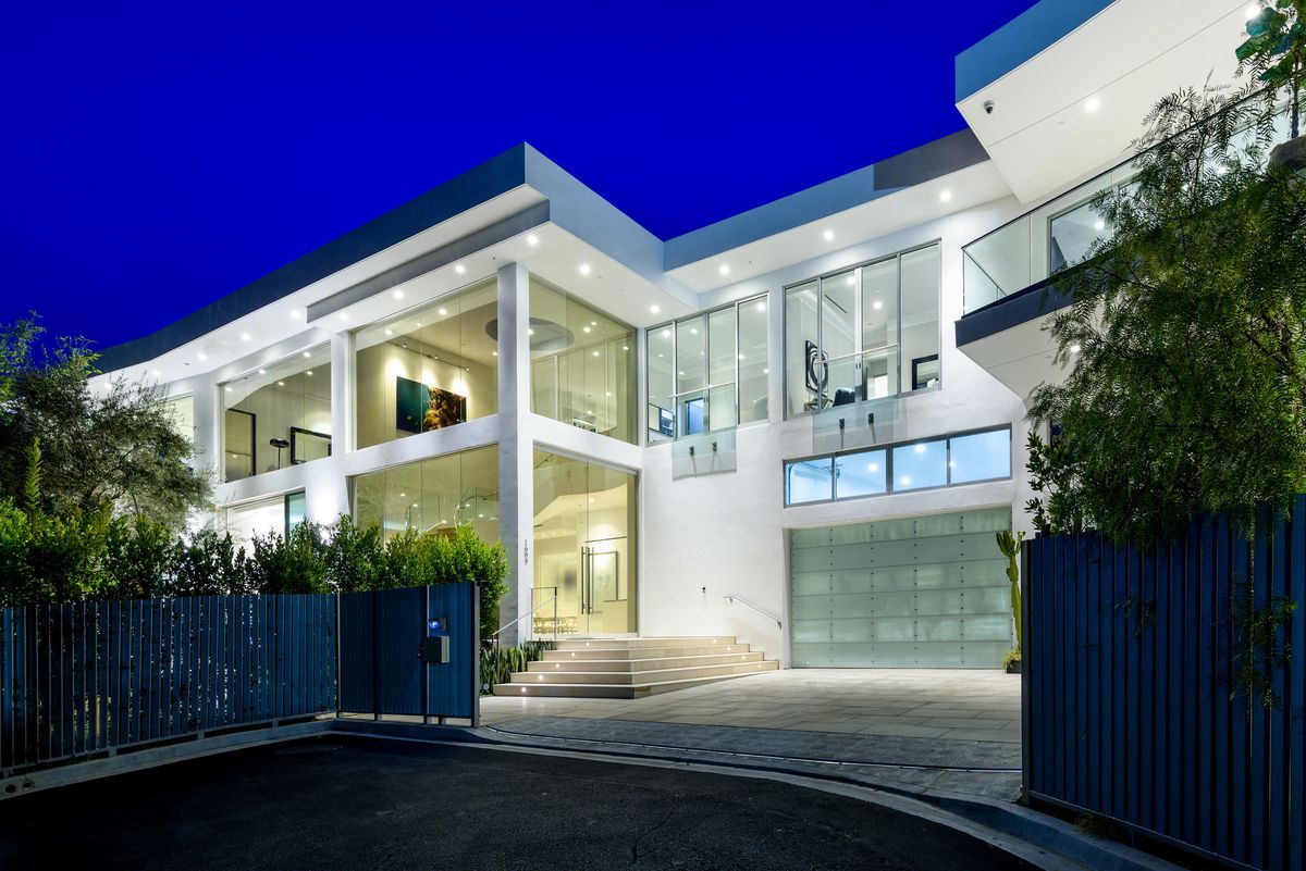 Top Sales: Futuristic home in the Hollywood Hills fetches $15.75 million