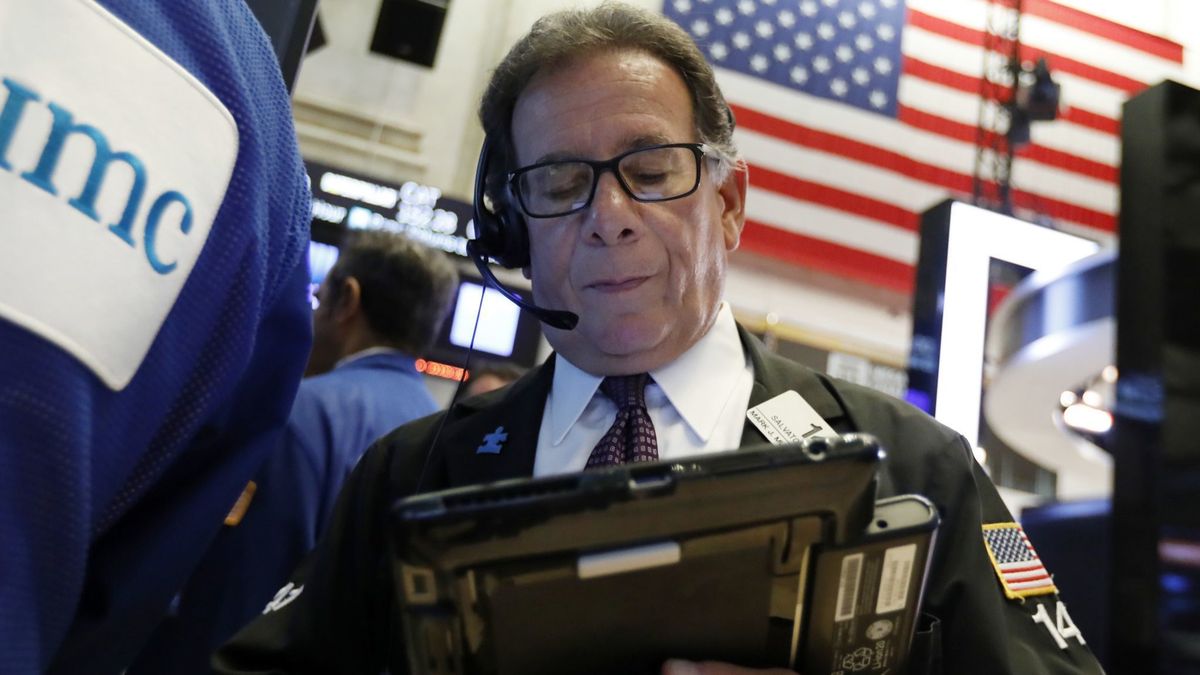 Stocks end day lower after report Fed weighed more aggressive hike in key interest rate